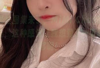 最新黑丝图集来了，MiMi Chan的腿又细又长，这种感觉让我想到了…要吃饼不够啊！