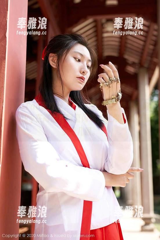 MiiTao蜜桃社-佩琦Pinky MiiTao蜜桃社 - 不一样的职业装!佩琦Pinky在高清套图里闪现,让你不自觉想多看几眼。