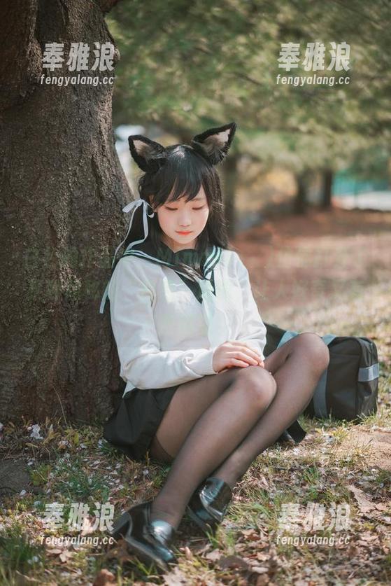 白色的作品中，Mimmi(밈미)仿佛打开了某种隐秘的“白色”通道，让人好奇又有些困惑。