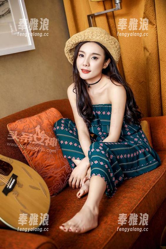 TouTiao头条女神 - 果儿Victoria油亮挑战，最新原图让你目不暇接，快来一探究竟！