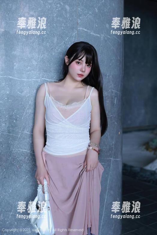 Xiuren秀人网-轩轩王子 Xiuren秀人网 - 啊,你瞧这一张,轩轩王子的“女王”,这组原图似乎还透着一点冷艳的味道?