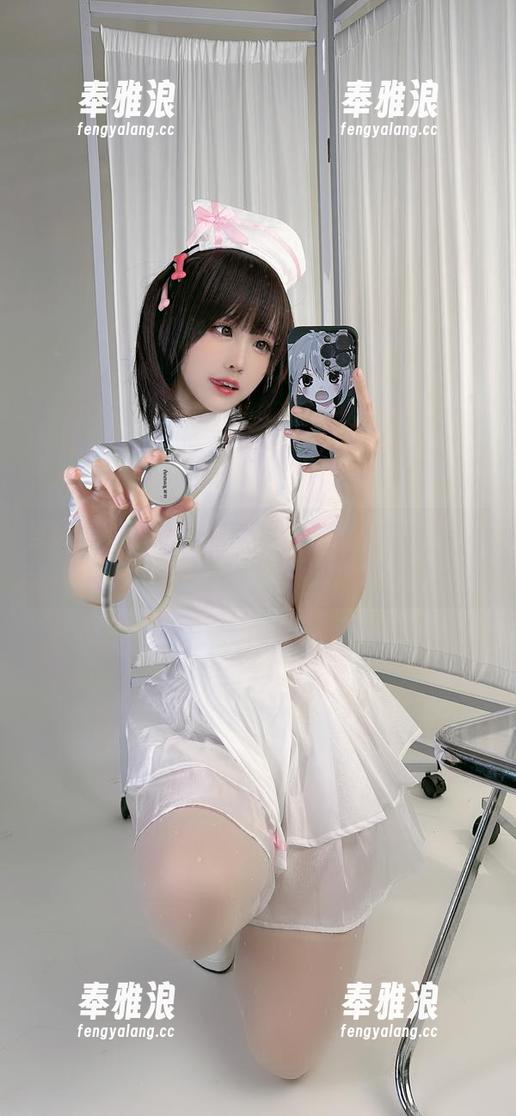 壁纸里的miko酱ww和她的‘礼物’猫猫，谁也挡不住这俩的欢乐！