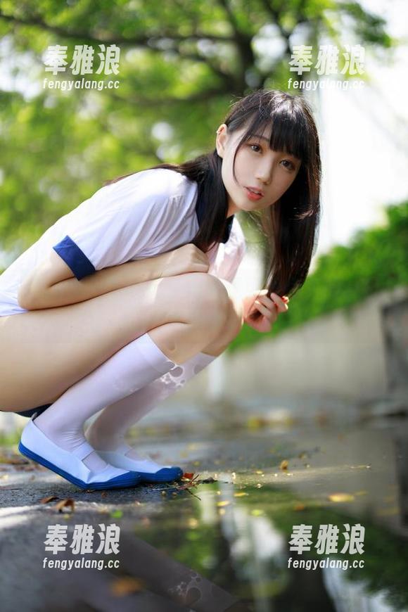 周叽是可爱兔兔 高清小玉泳装记:周叽是可爱兔兔的夏日水花四溅