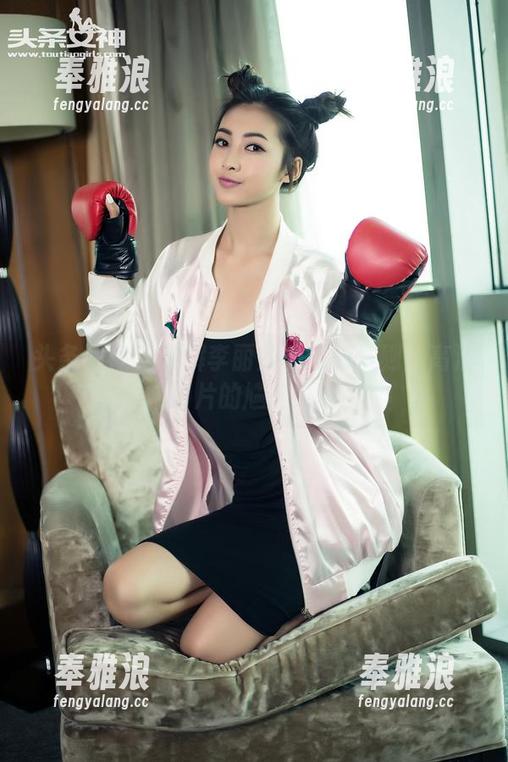 头条女神-李丽莎 头条女神 - 破解李丽莎的透明法则:高清图片的尴尬时刻