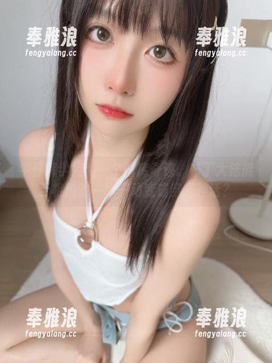 牛仔裤学姐：一个图库奇迹。布丁大法能否将她的一举一动变成穿搭神话？