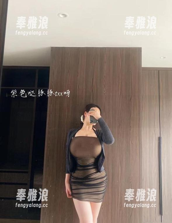 童小芯 微密圈 - 黑丝是多重身份的隐喻——童小芯的原图和图集中,全是复杂的情感。