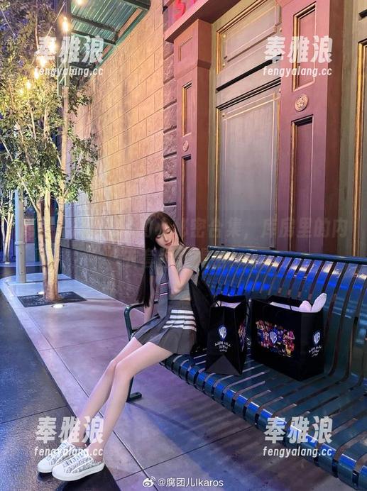 腐团儿Ikaros 腐团儿Ikaros的小秘密合集,库房里的内衣套图大揭密!
