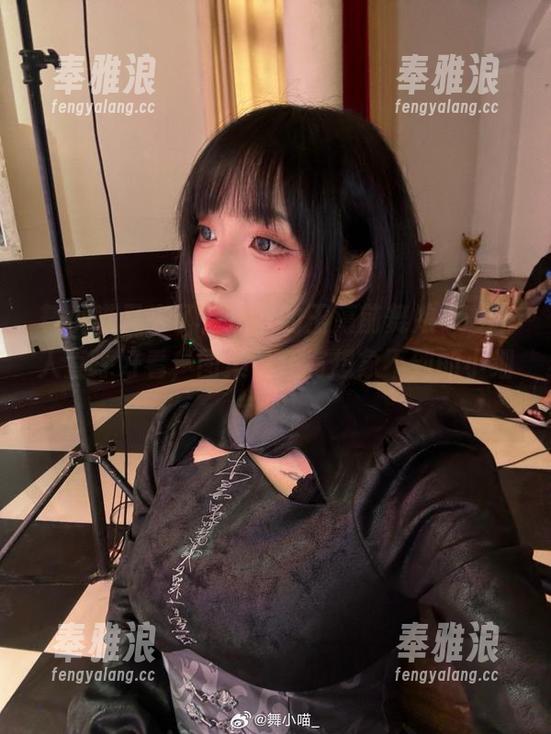 舞小喵 舞小喵又来了,这次的玉藻前舞娘cos让人直呼好看,图集中还有想象不到的小细节哦。
