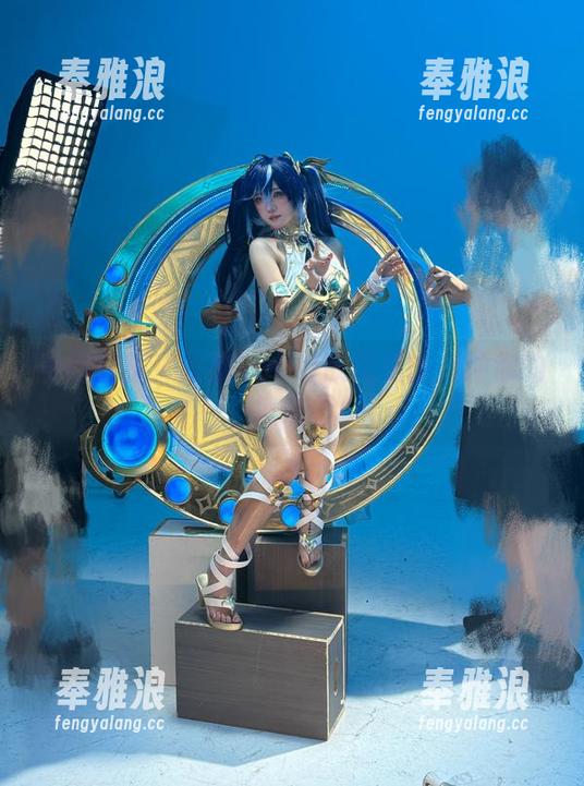 美腿警报！阿薰kaOri欲用美图直冲你的视线。