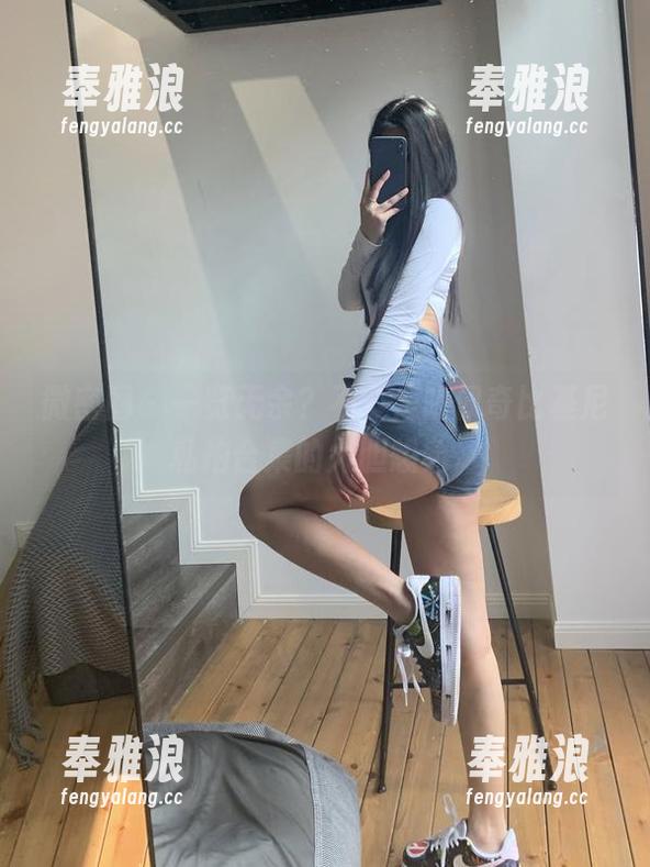 微密圈 - 一览无余？不，是陈佩奇比基尼私拍合集的大胆想象。