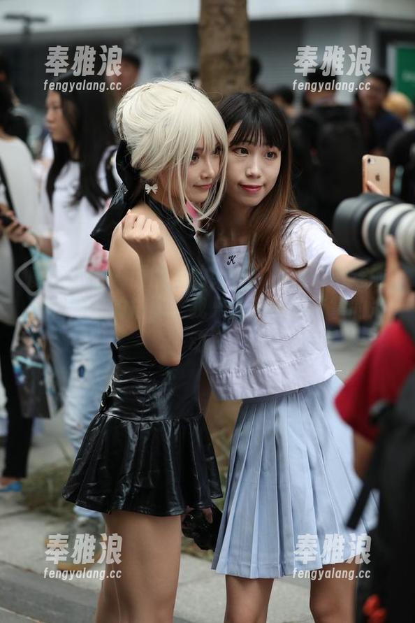 魔镜街拍-婷婷 魔镜街拍 - 原图里的婷婷:白色吊带连衣裙和黑丝的搭配,我只能说…有鼓掌的冲动。